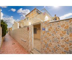 ENCANTADOR ADOSADO EN TORREVIEJA CON 4 DORMITORIOS, TERRAZA PRIVADA Y PISCINA COMUNITARIA