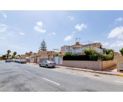 ENCANTADOR ADOSADO EN TORREVIEJA CON 4 DORMITORIOS, TERRAZA PRIVADA Y PISCINA COMUNITARIA