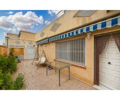 ENCANTADOR ADOSADO EN TORREVIEJA CON 4 DORMITORIOS, TERRAZA PRIVADA Y PISCINA COMUNITARIA