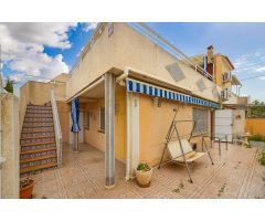 ENCANTADOR ADOSADO EN TORREVIEJA CON 4 DORMITORIOS, TERRAZA PRIVADA Y PISCINA COMUNITARIA