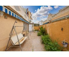 ENCANTADOR ADOSADO EN TORREVIEJA CON 4 DORMITORIOS, TERRAZA PRIVADA Y PISCINA COMUNITARIA