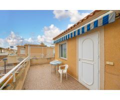 ENCANTADOR ADOSADO EN TORREVIEJA CON 4 DORMITORIOS, TERRAZA PRIVADA Y PISCINA COMUNITARIA