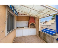 ENCANTADOR ADOSADO EN TORREVIEJA CON 4 DORMITORIOS, TERRAZA PRIVADA Y PISCINA COMUNITARIA