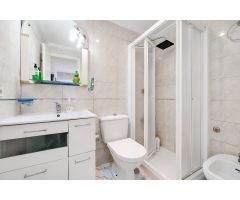 ENCANTADOR ADOSADO EN TORREVIEJA CON 4 DORMITORIOS, TERRAZA PRIVADA Y PISCINA COMUNITARIA
