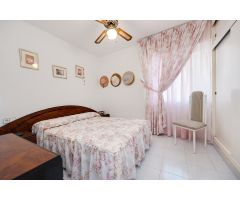 ENCANTADOR ADOSADO EN TORREVIEJA CON 4 DORMITORIOS, TERRAZA PRIVADA Y PISCINA COMUNITARIA