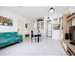 ENCANTADOR ADOSADO EN TORREVIEJA CON 4 DORMITORIOS, TERRAZA PRIVADA Y PISCINA COMUNITARIA