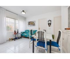 ENCANTADOR ADOSADO EN TORREVIEJA CON 4 DORMITORIOS, TERRAZA PRIVADA Y PISCINA COMUNITARIA