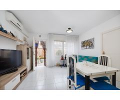 ENCANTADOR ADOSADO EN TORREVIEJA CON 4 DORMITORIOS, TERRAZA PRIVADA Y PISCINA COMUNITARIA