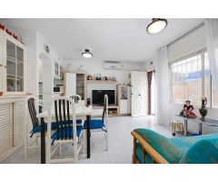 ENCANTADOR ADOSADO EN TORREVIEJA CON 4 DORMITORIOS, TERRAZA PRIVADA Y PISCINA COMUNITARIA