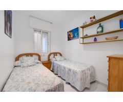 ENCANTADOR ADOSADO EN TORREVIEJA CON 4 DORMITORIOS, TERRAZA PRIVADA Y PISCINA COMUNITARIA