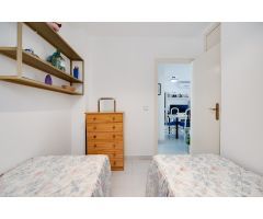 ENCANTADOR ADOSADO EN TORREVIEJA CON 4 DORMITORIOS, TERRAZA PRIVADA Y PISCINA COMUNITARIA