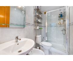 ENCANTADOR ADOSADO EN TORREVIEJA CON 4 DORMITORIOS, TERRAZA PRIVADA Y PISCINA COMUNITARIA