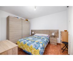 ENCANTADOR ADOSADO EN TORREVIEJA CON 4 DORMITORIOS, TERRAZA PRIVADA Y PISCINA COMUNITARIA