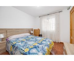 ENCANTADOR ADOSADO EN TORREVIEJA CON 4 DORMITORIOS, TERRAZA PRIVADA Y PISCINA COMUNITARIA