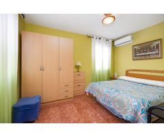 ENCANTADOR ADOSADO EN TORREVIEJA CON 4 DORMITORIOS, TERRAZA PRIVADA Y PISCINA COMUNITARIA