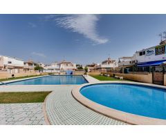 ENCANTADOR ADOSADO EN TORREVIEJA CON 4 DORMITORIOS, TERRAZA PRIVADA Y PISCINA COMUNITARIA