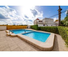ENCANTADOR ADOSADO EN TORREVIEJA CON 4 DORMITORIOS, TERRAZA PRIVADA Y PISCINA COMUNITARIA
