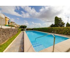 ENCANTADOR ADOSADO EN TORREVIEJA CON 4 DORMITORIOS, TERRAZA PRIVADA Y PISCINA COMUNITARIA