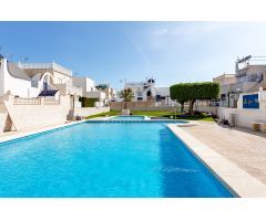 ENCANTADOR ADOSADO EN TORREVIEJA CON 4 DORMITORIOS, TERRAZA PRIVADA Y PISCINA COMUNITARIA