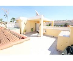 BUNGALOW EN PLANTA ALTA CON SOLÁRIUM PRIVADO Y ORIENTACIÓN SUR EN RESIDENCIAL COLINAS PUERTA REAL I