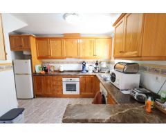 BUNGALOW EN PLANTA ALTA CON SOLÁRIUM PRIVADO Y ORIENTACIÓN SUR EN RESIDENCIAL COLINAS PUERTA REAL I
