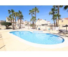 BUNGALOW EN PLANTA ALTA CON SOLÁRIUM PRIVADO Y ORIENTACIÓN SUR EN RESIDENCIAL COLINAS PUERTA REAL I