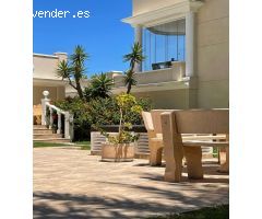 ÁTICO DÚPLEX CON CINCO TERRAZAS, GARAJE, LUZ NATURAL Y ESPACIOS VERSÁTILES