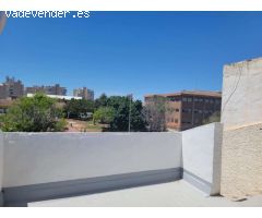 VIVIENDA DE 2 PLANTAS CON SOLÁRIUM PRIVADO Y GRAN POTENCIAL, A 900 M DE LAS PLAYAS DEL CURA Y LOS LO