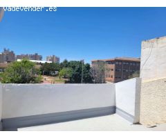 VIVIENDA DE 2 PLANTAS CON SOLÁRIUM PRIVADO Y GRAN POTENCIAL, A 900 M DE LAS PLAYAS DEL CURA Y LOS LO