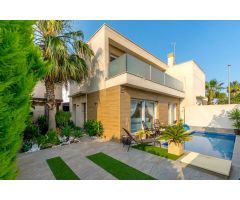 VILLA MODERNA CON PISCINA PRIVADA Y ENCANTADORA ZONA EXTERIOR EN PILAR DE LA HORADADA, A SOLO 1,9 KM