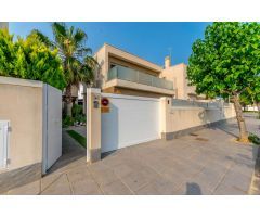VILLA MODERNA CON PISCINA PRIVADA Y ENCANTADORA ZONA EXTERIOR EN PILAR DE LA HORADADA, A SOLO 1,9 KM