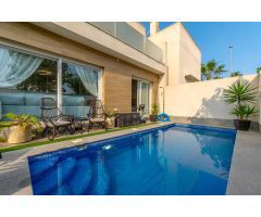 VILLA MODERNA CON PISCINA PRIVADA Y ENCANTADORA ZONA EXTERIOR EN PILAR DE LA HORADADA, A SOLO 1,9 KM