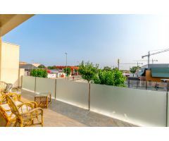 VILLA MODERNA CON PISCINA PRIVADA Y ENCANTADORA ZONA EXTERIOR EN PILAR DE LA HORADADA, A SOLO 1,9 KM