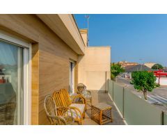 VILLA MODERNA CON PISCINA PRIVADA Y ENCANTADORA ZONA EXTERIOR EN PILAR DE LA HORADADA, A SOLO 1,9 KM