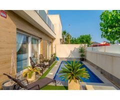 VILLA MODERNA CON PISCINA PRIVADA Y ENCANTADORA ZONA EXTERIOR EN PILAR DE LA HORADADA, A SOLO 1,9 KM