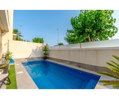 VILLA MODERNA CON PISCINA PRIVADA Y ENCANTADORA ZONA EXTERIOR EN PILAR DE LA HORADADA, A SOLO 1,9 KM