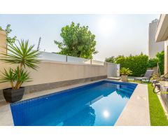 VILLA MODERNA CON PISCINA PRIVADA Y ENCANTADORA ZONA EXTERIOR EN PILAR DE LA HORADADA, A SOLO 1,9 KM