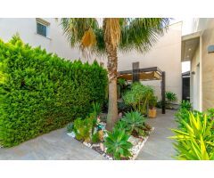 VILLA MODERNA CON PISCINA PRIVADA Y ENCANTADORA ZONA EXTERIOR EN PILAR DE LA HORADADA, A SOLO 1,9 KM