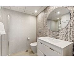 CLAVES DE LUJO EN TORREVIEJA: ÁTICO CON SOLARIUM PRIVADO EN SOLPARK, AGUAS NUEVAS