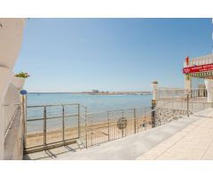 ÁTICO REFORMADO A PIE DE PLAYA CON VISTAS AL MAR Y A LA LAGUNA ROSA – NOVOMARES, TORREVIEJA