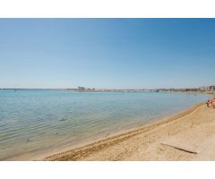 ÁTICO REFORMADO A PIE DE PLAYA CON VISTAS AL MAR Y A LA LAGUNA ROSA – NOVOMARES, TORREVIEJA