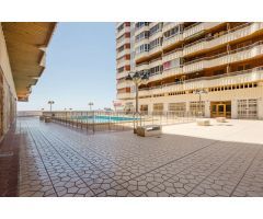 ÁTICO REFORMADO A PIE DE PLAYA CON VISTAS AL MAR Y A LA LAGUNA ROSA – NOVOMARES, TORREVIEJA