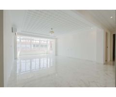 ÁTICO REFORMADO A PIE DE PLAYA CON VISTAS AL MAR Y A LA LAGUNA ROSA – NOVOMARES, TORREVIEJA
