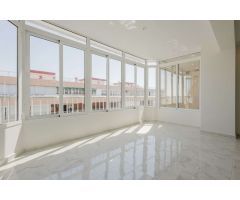 ÁTICO REFORMADO A PIE DE PLAYA CON VISTAS AL MAR Y A LA LAGUNA ROSA – NOVOMARES, TORREVIEJA