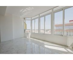 ÁTICO REFORMADO A PIE DE PLAYA CON VISTAS AL MAR Y A LA LAGUNA ROSA – NOVOMARES, TORREVIEJA