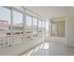 ÁTICO REFORMADO A PIE DE PLAYA CON VISTAS AL MAR Y A LA LAGUNA ROSA – NOVOMARES, TORREVIEJA