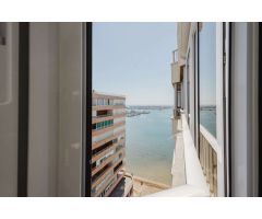 ÁTICO REFORMADO A PIE DE PLAYA CON VISTAS AL MAR Y A LA LAGUNA ROSA – NOVOMARES, TORREVIEJA