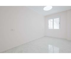 ÁTICO REFORMADO A PIE DE PLAYA CON VISTAS AL MAR Y A LA LAGUNA ROSA – NOVOMARES, TORREVIEJA