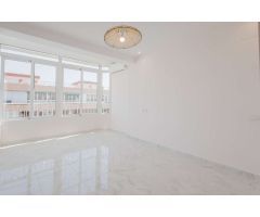 ÁTICO REFORMADO A PIE DE PLAYA CON VISTAS AL MAR Y A LA LAGUNA ROSA – NOVOMARES, TORREVIEJA