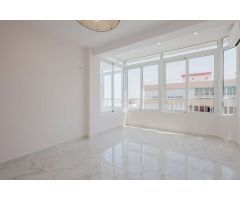ÁTICO REFORMADO A PIE DE PLAYA CON VISTAS AL MAR Y A LA LAGUNA ROSA – NOVOMARES, TORREVIEJA